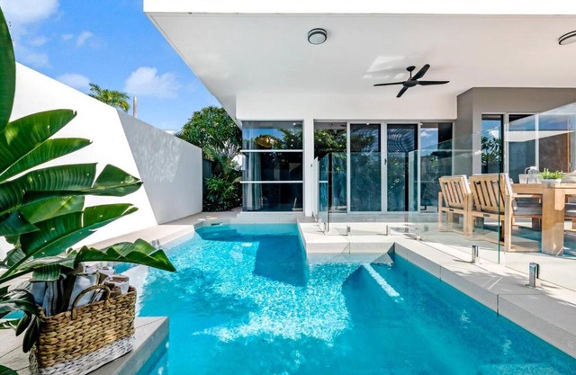 Poolside Gunya Luxury Living in Fannie Bay