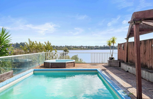 Poolside Lookout - Tauranga Holiday Home