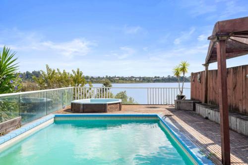 Poolside Lookout - Tauranga Holiday Home