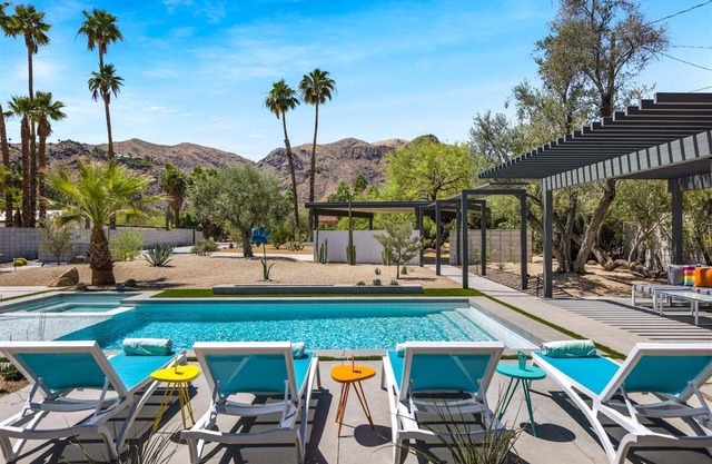 Poolside Mid-Century Paradise - Luxury Meets History: Iconic Architecture & Resort-Style Comfort