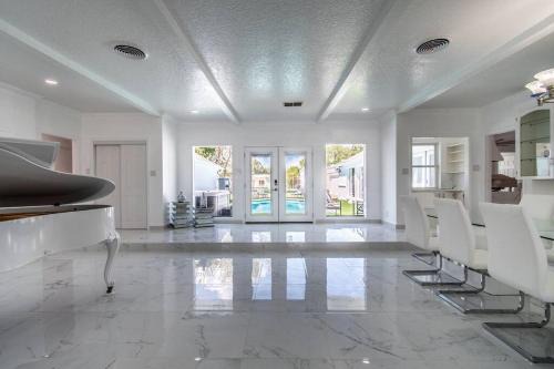 Poolside Opulence Tennis and HotTub