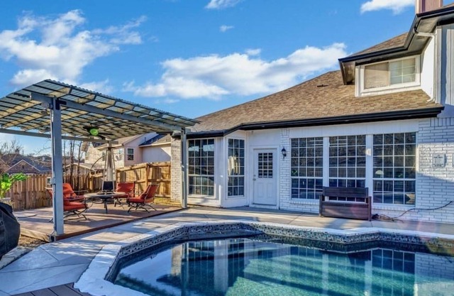 DAL - Autumncrest · Poolside Paradise-5bd Retreat, Beautiful Pool/Yard