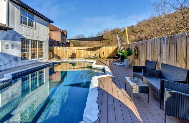 Poolside Paradise: 5BD Retreat