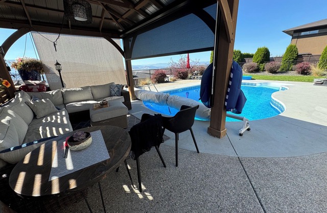 Retiro privado con piscina, jacuzzi y vistas.
