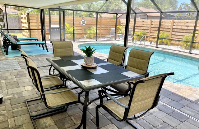 Poolside Oasis with heated pool-7 min to beach-2 bikes-very private