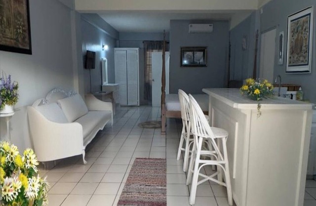 Poolside Suites 5-Mins from the Beach w/ AC & Wi-Fi