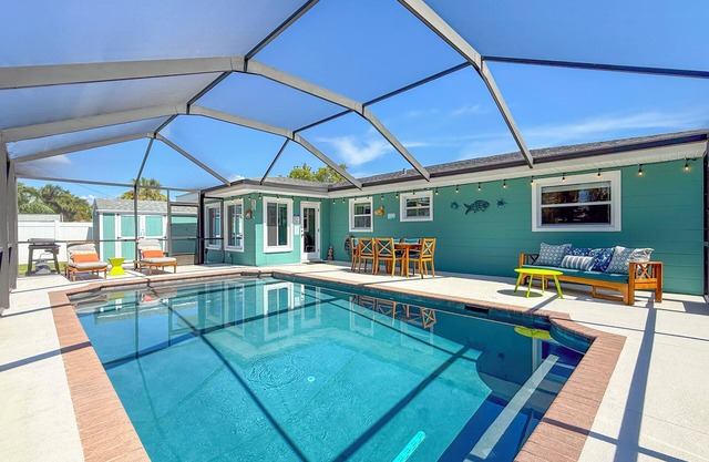 Poolside Tropical Retreat - 5 minutes to the beaches