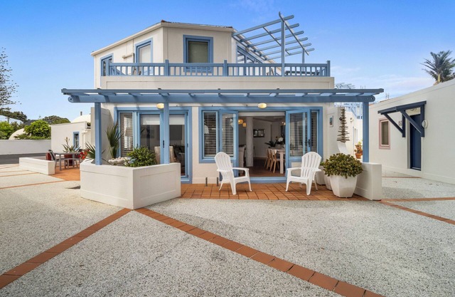 Poolside Waterfront - Orewa Oceanside Villa