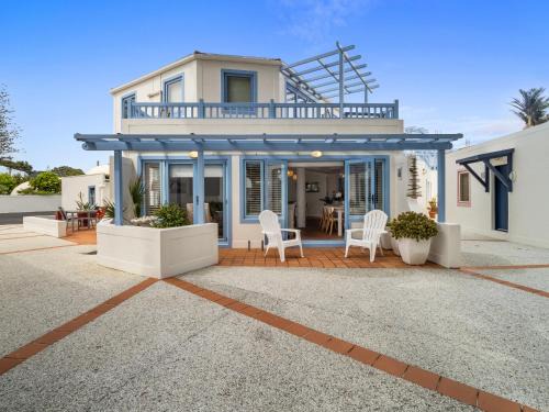 Poolside Waterfront - Orewa Oceanside Villa