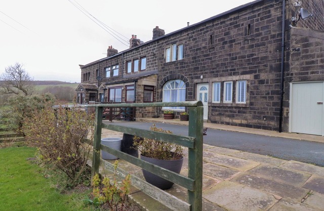 POPPLES BARN, pet friendly, with a garden in Hebden Bridge