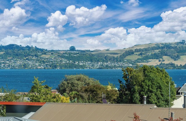 Poppy's Bach - Lake Taupo Holiday Home