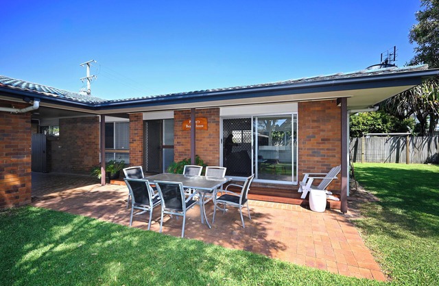 Poppy's Beach House - Absolute Beachfront