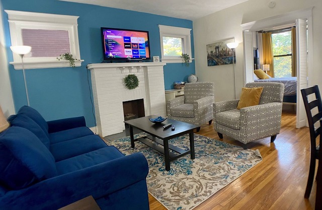 Popular King + Queen Beds-Steps to Metrolink & Free Gated Parking
