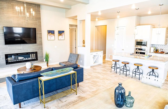 Popular MODEL HOME!! Gorgeous Home-away-from Home - 7mi from Dwntn/PET FRIENDLY!