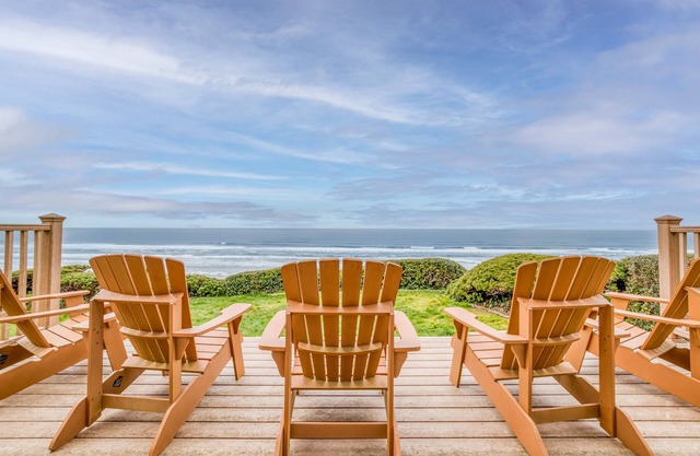 ¡Popular frente al mar de Newport de un nivel con vistas panorámicas, terraza y chimenea!
