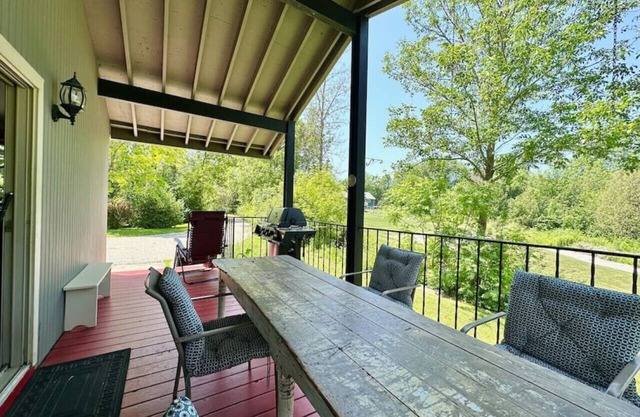 Porchside Retreat: Sauna and Treeline Backyard