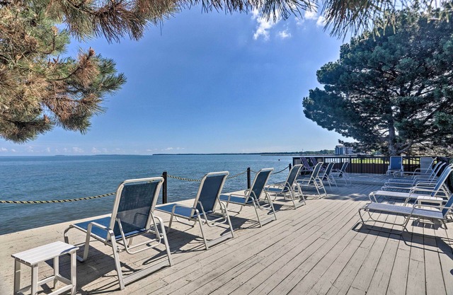 Port Clinton Condo w/ Community Pool & Hot Tub!