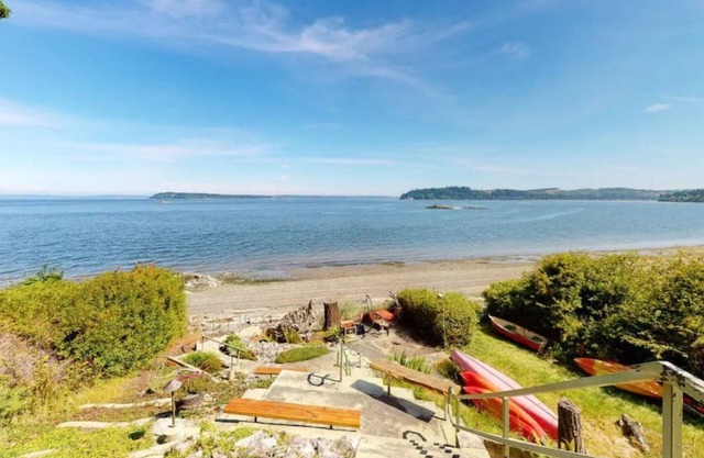 Port Ludlow Beach Cottage and Happy Camper