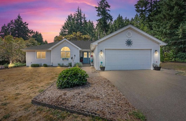 Port Orchard Oasis Retreat w/ Hot Tub & Game Room!