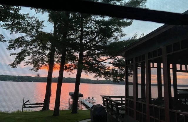 Portage Lake Cottage - Your Perfect Lakefront Retreat in Michigan's UP!
