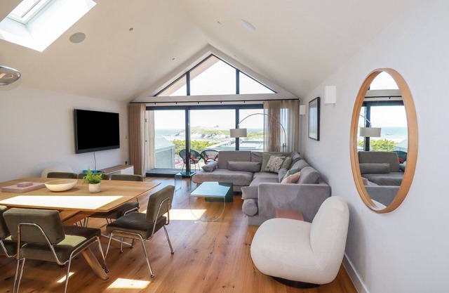 PORTH COVE, family friendly, country holiday cottage in Porth