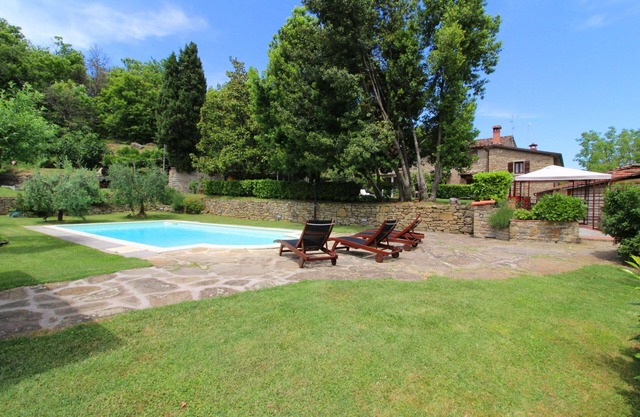 Parte de la antigua casa de campo de piedra max 4 personas con jardín privado y piscina. Gran valor qu