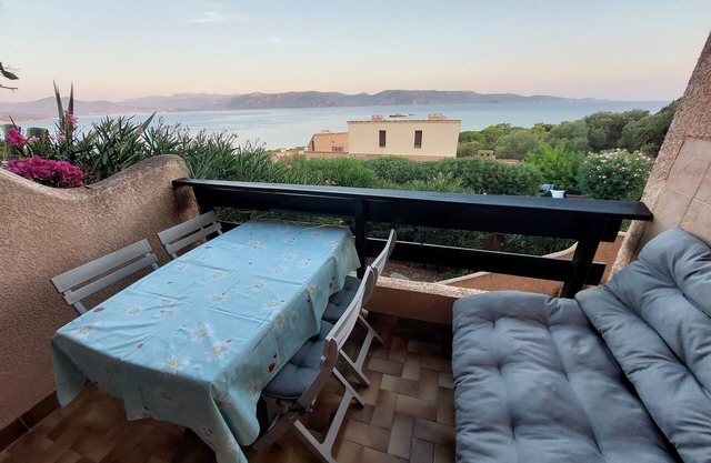 Porto Pollo, 30m2 fully-equipped apartment, air-conditioning, magnificent sea view over Golfe du Valinco