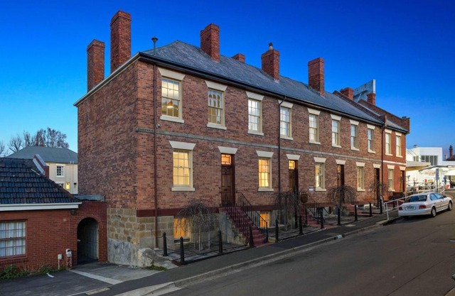 Portsea Place - Chic queen studio and parking