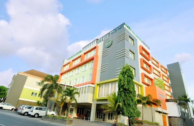 Pose In Hotel Solo