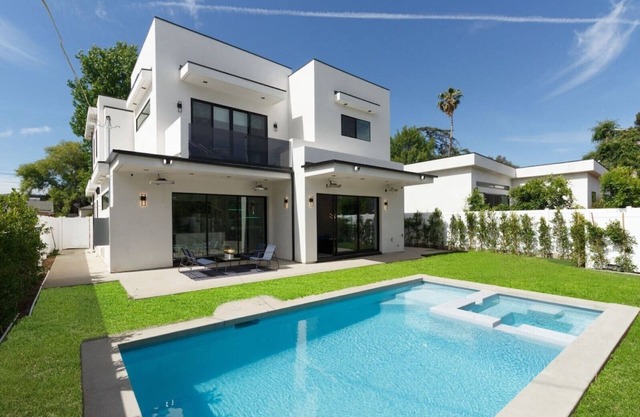 Posh Luxury Modern Home with Pool Spa and Rooftop Deck
