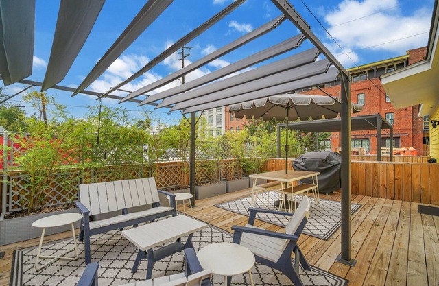 Posh Oasis w/ Amazing Patio, Walk Everywhere by Lucky Savannah