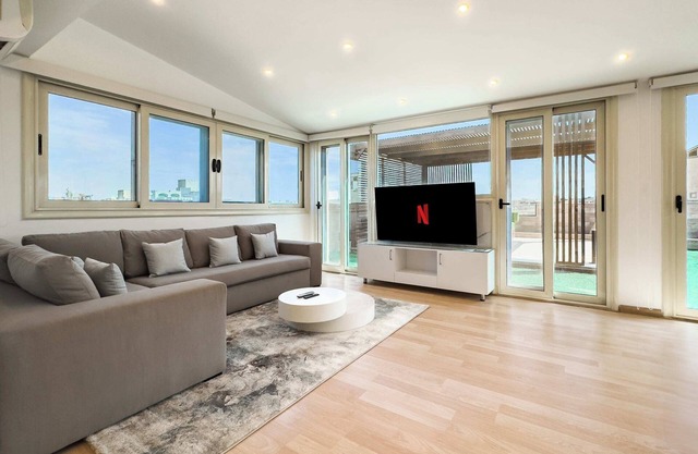 Posh & Panoramic 2bdr Rooftop 5 Min To Airport
