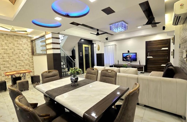 Posh Villa - 4 Bedroom w chef/WIFI upto 13 people