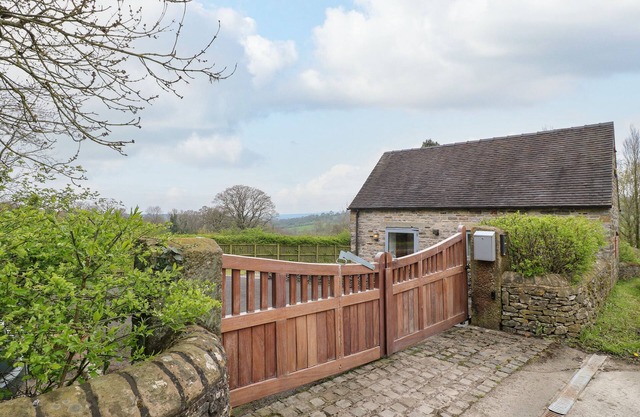 POSTBOX COTTAGE, family friendly, with a garden in Ashbourne