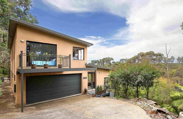 Postales desde el borde | Casa de cuatro habitaciones con dos chimeneas.