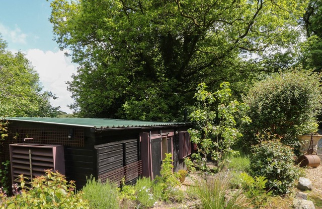POTTING SHED, romantic, character holiday cottage in Okehampton