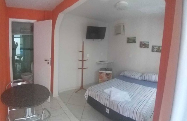 Pousada Azul Atlântica 200 meters from Praia do Morro, you can see the sea from the door.