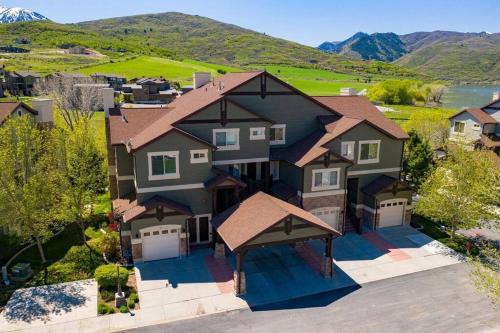 Powder Palace with Hot Tub and Resort Amenities