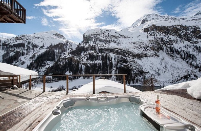 Powder Ridge, Tignes - luxury chalet - 6 bedrooms, sleeps 12