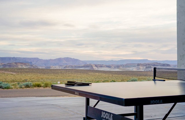 Powell Paradise: Desert Horizon Retreat w/Lake VIEWS, boat parking, sleeps 15!