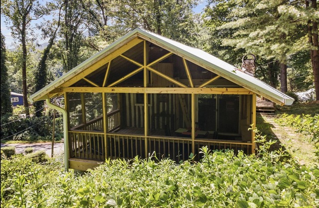Rustic cozy little cabin, by Chimney Rock state park and Lake Lure