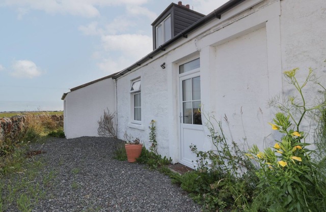 POWILLIMOUNT COTTAGE, pet friendly, with a garden in Southerness