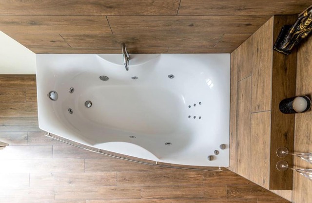 Prabangūs apartamentai su džiakuzi (Jacuzzi)
