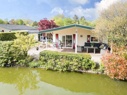Prachtige vakantiewoning aan water met grote tuin
