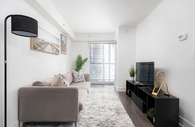 Practical Condo Downtown 3 Beds UofT