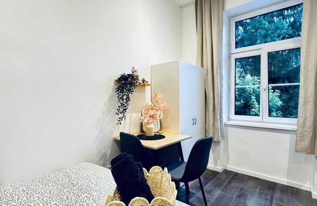 Practical Studio Stay with Kitchen, Laundry & Great Location