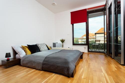 Prague Days - Family 2BDR apt - Garage Parking - Balcony