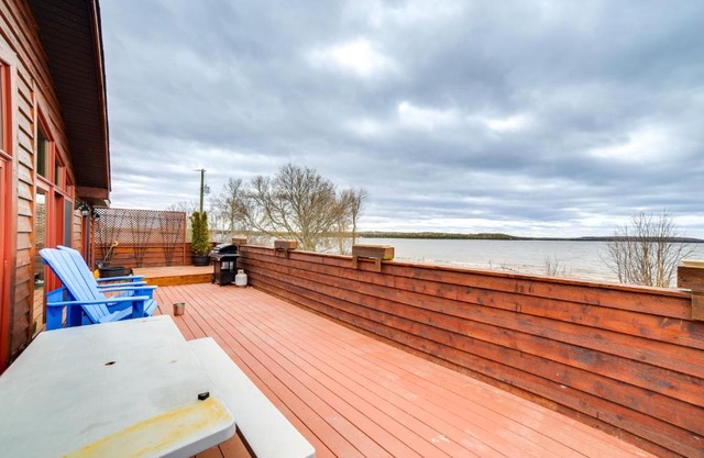 Prairie-Style Home on Garden Bay with Deck and Hot Tub