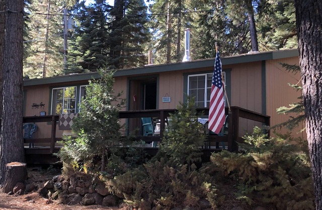 Prattville Lakefront Cabin - Lake Almanor West Shore
