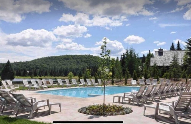 Premier Host ⭐️ fall staycation private hot tub overlooking the golf course 🍁🍂🏡🌈
